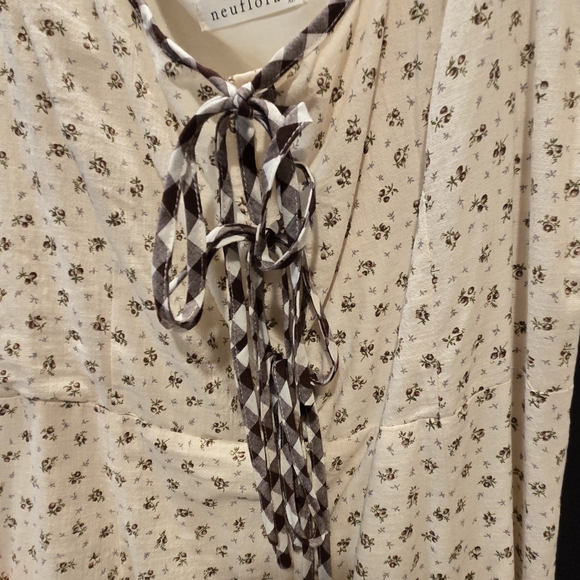 Neuflora Sleeveless Cream Floral Midi Dress with Tie Neck Detail - Picture 2 of 2